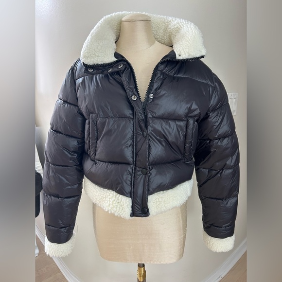 Forever 21 Jackets & Blazers - Black Puffer Jacket with White Sherpa Trim size large